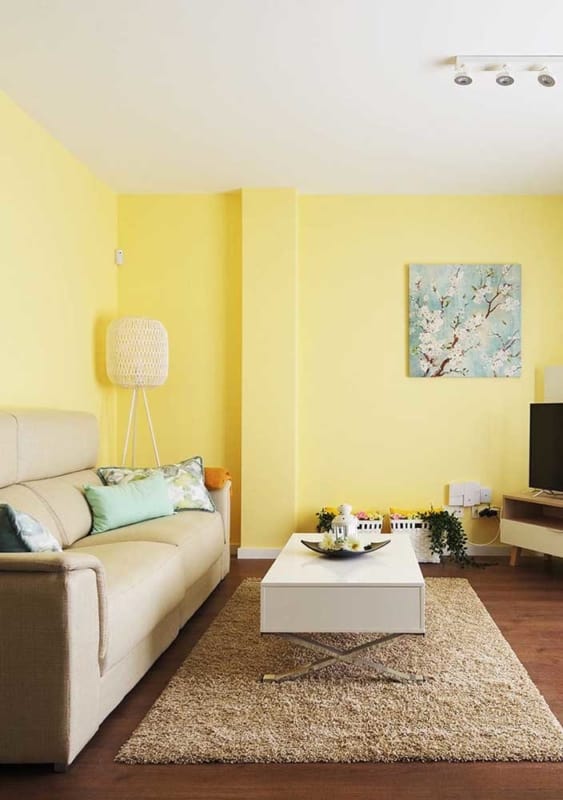 25 sala decorada com paredes amarelo pastel