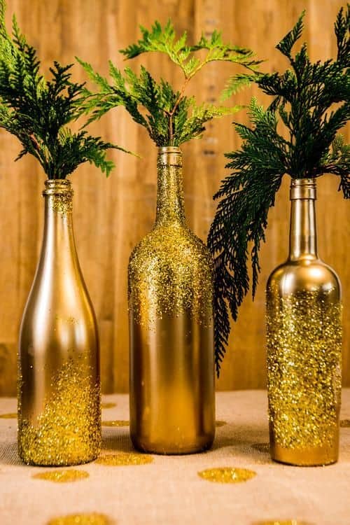 26 decoracao de centro de mesa de natal com garrafas douradas