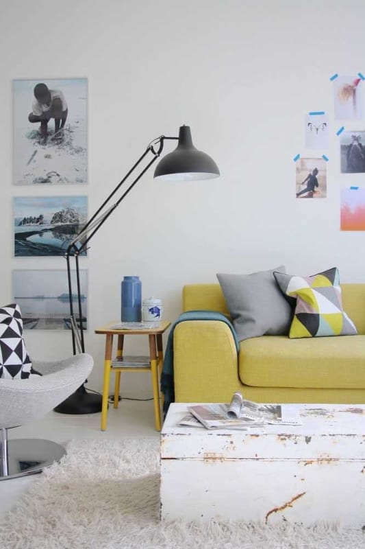 26 sala com sofa amarelo pastel e decoracao moderna