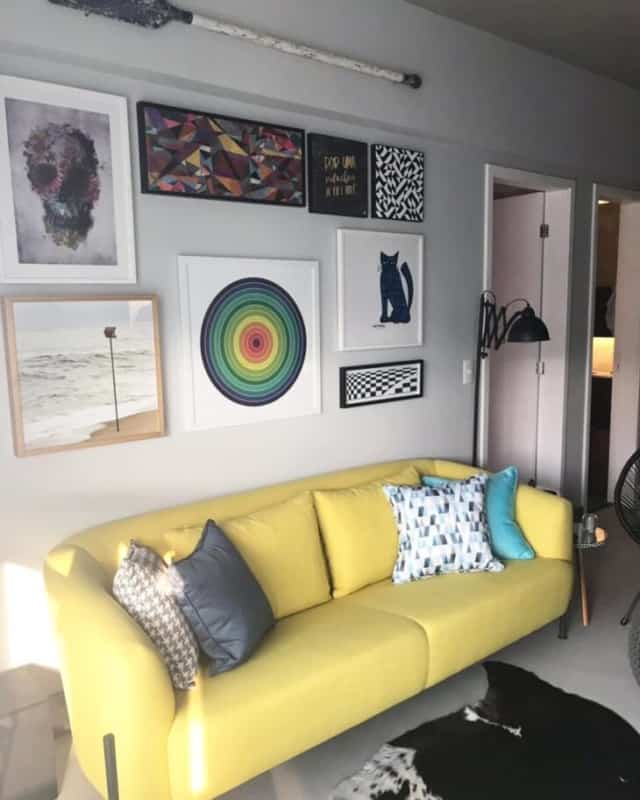 27 sala com sofa amarelo pastel