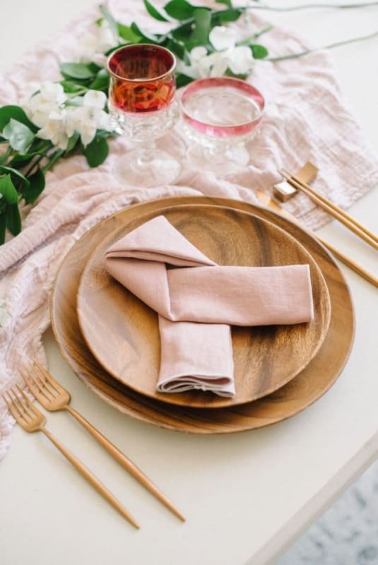 3 mesa posta com guardanapo de tecido dobrado de maneira simples