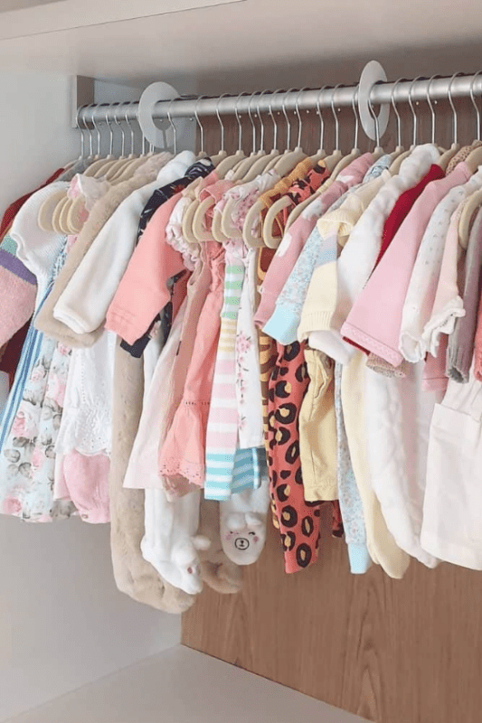 4 dica pratica para organizar guarda roupa de bebe
