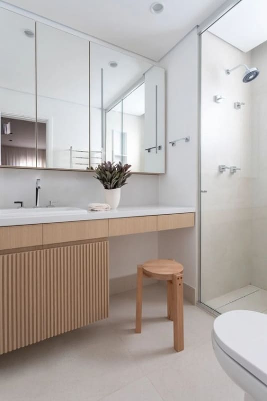 44 banheiro claro com movel de madeira