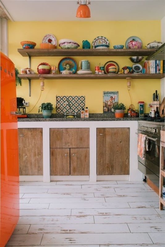 46 cozinha rustica com parede amarelo pastel e prateleiras