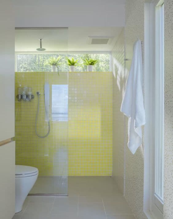 47 banheiro moderno com revestimento amarelo pastel