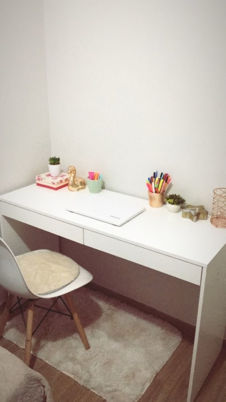 5 escrivaninha branca e simples com gavetas