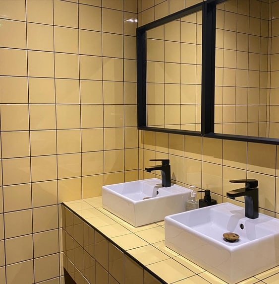 51 banheiro moderno com amarelo pastel