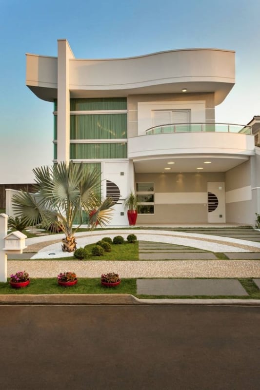 51 fachada de casa moderna e grande com cores claras