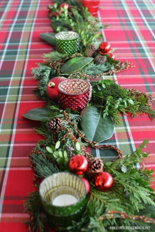 7 arranjo de mesa natalino com folhagens e velinhas