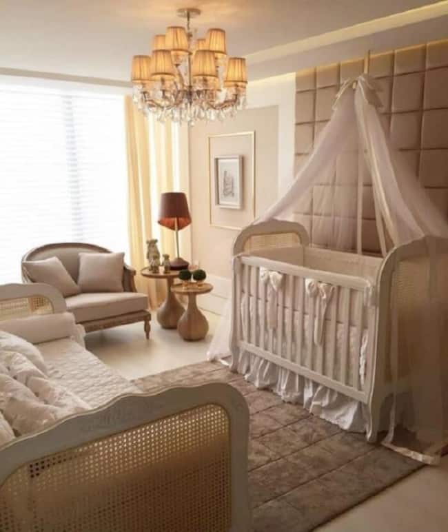 Berco provencal branco se harmoniza com a decoracao do quarto de bebe Fonte Pinterest