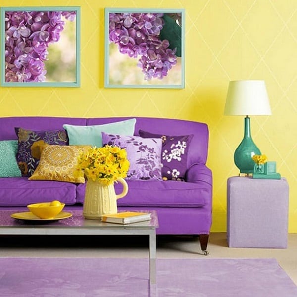 Roxo na decoracao de sala de estar com parede amarela