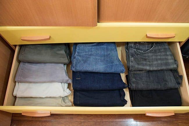 como dobrar calca jeans passo a passo para dobrar e organizar 2