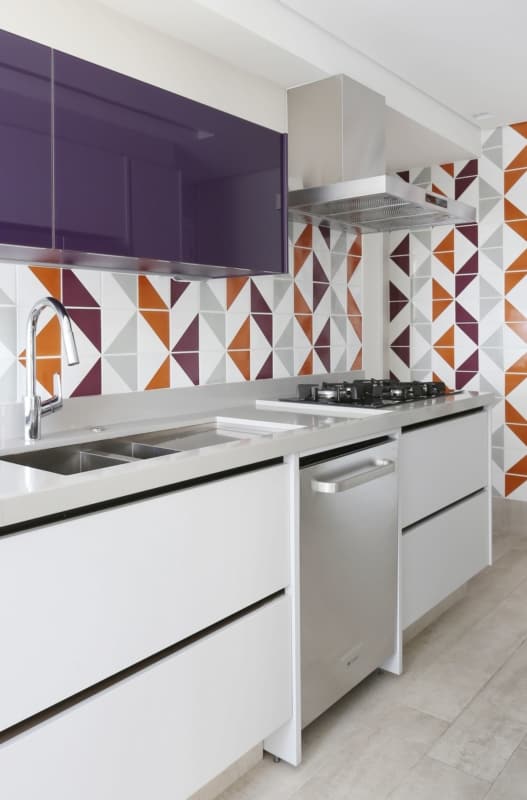 decoracao cozinha planejada armario aereo roxo e ladrilhos laranja com roxo karenpisaca 163853 proportional height cover medium
