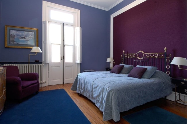 decoracao quarto de casal com parede roxa e tapete azul estudiosespede 53344 proportional height cover medium