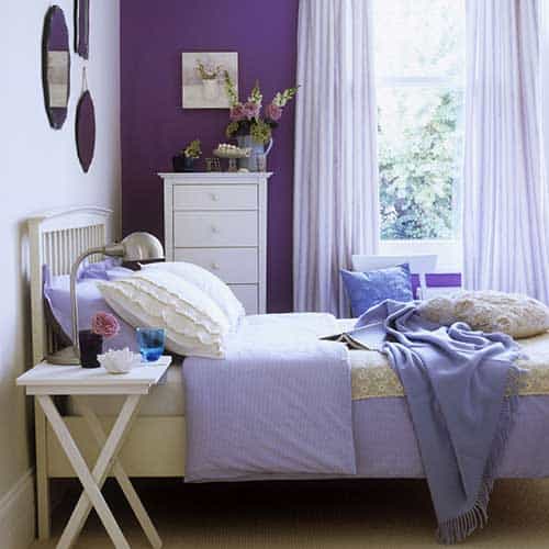 parede roxa roupa cama lilas