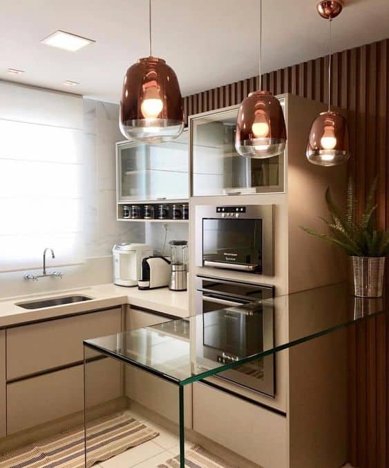 27 cozinha moderna com pendentes bronze