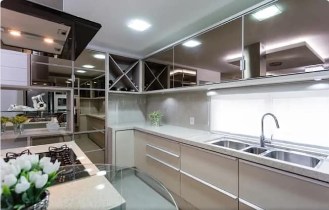 28 cozinha com armarios espelhados em bronze