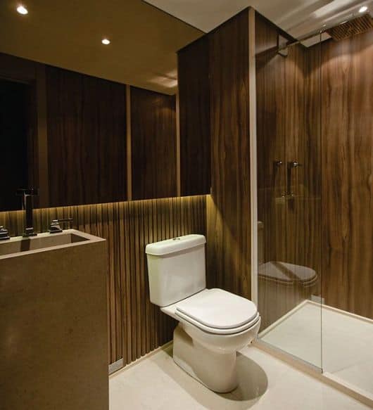 45 banheiro moderno com espelho bronze