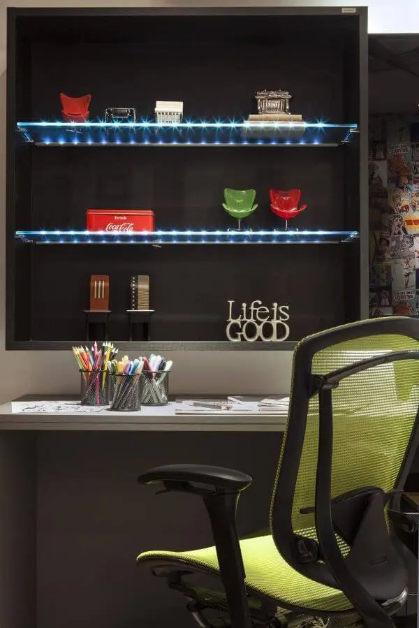 Prateleira com LED no quarto infantil moderna