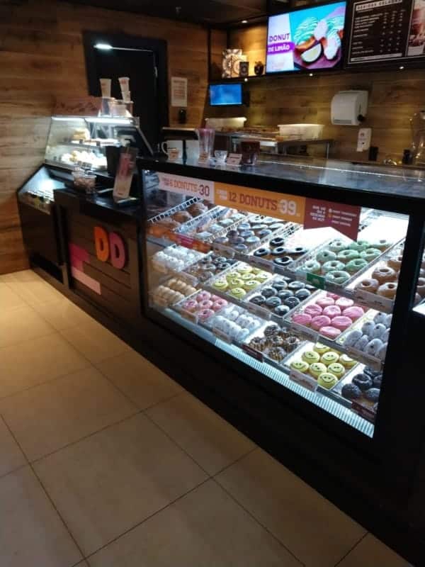 2 loja de donuts pequena com vitrine
