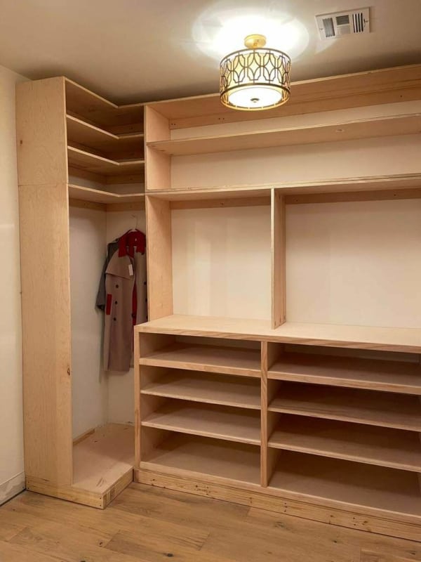 1 modelo simples de closet aberto de madeira