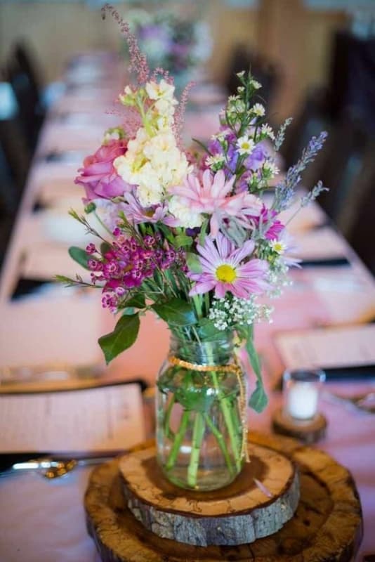 11 arranjo de mesa simples com flores e pote de vidro