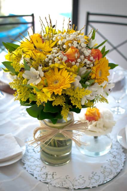 14 mesa com arranjo de flores amarelas
