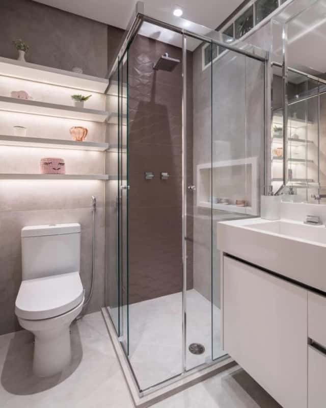 15 banheiro moderno com prateleiras