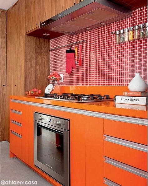 18 cozinha colorida com pastilha de vidro vermelha