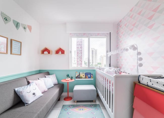 18 quarto de bebe decorado com sofa cinza