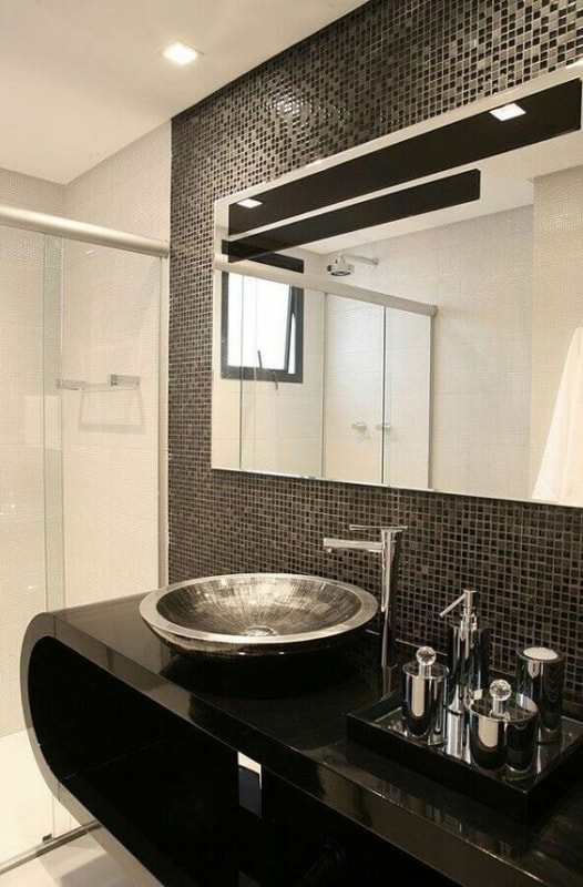 20 banheiro moderno com pastilha preta