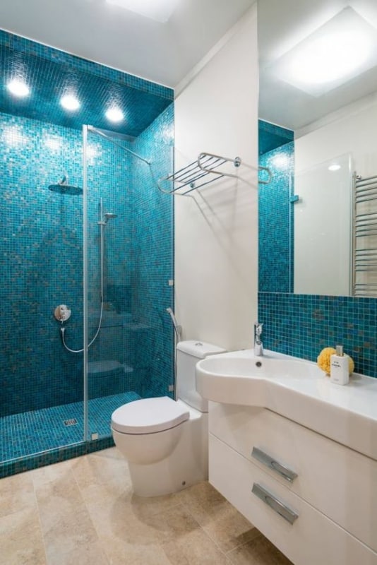 21 banheiro com revestimento de pastilha azul de vidro