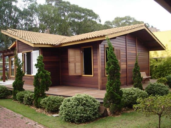 21 casa de madeira com telhado em L