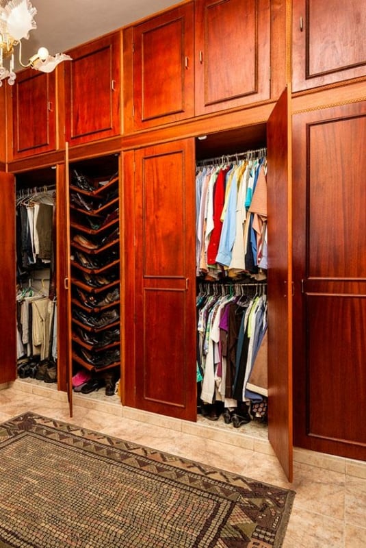 23 closet de madeira classico e com portas