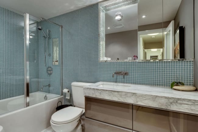 24 banheiro com pastilha de vidro azul claro