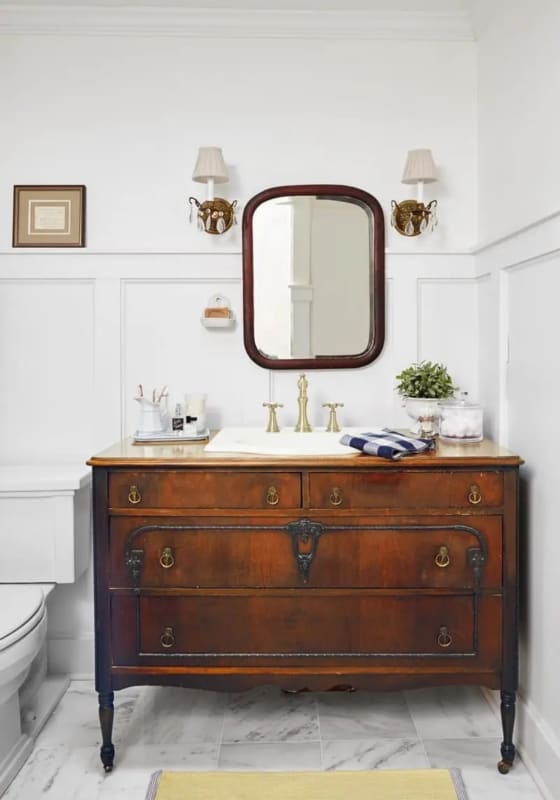 25 banheiro decorado com comoda vintage de madeira