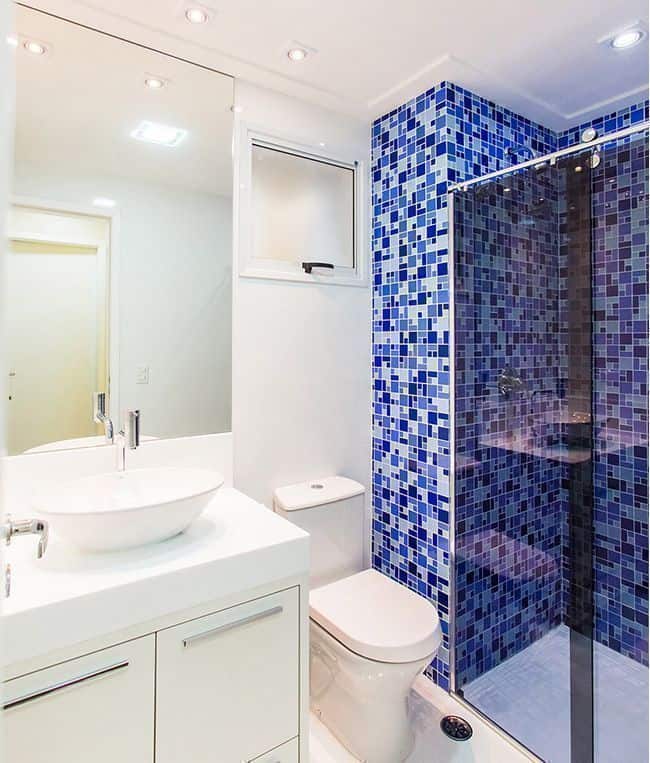 26 banheiro com pastilhas de vidro azul