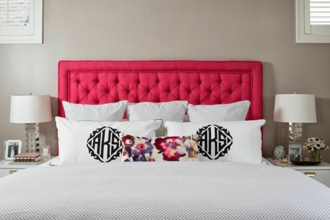 26 decoracao moderna de quarto com cabeceira capitone pink