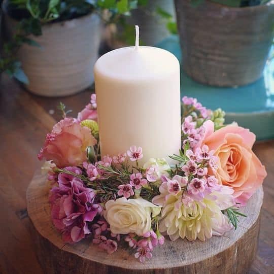 27 arranjo de mesa com vela e flores