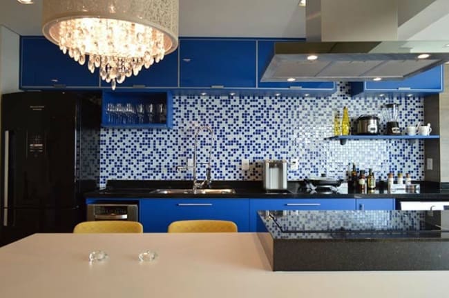 27 cozinha moderna com pastilha de vidro azul
