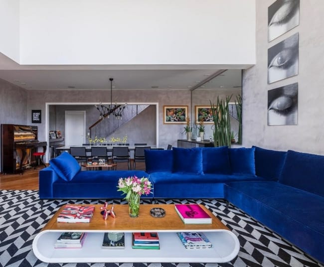 27 decoracao de sala moderna com sofa em L de veludo azul