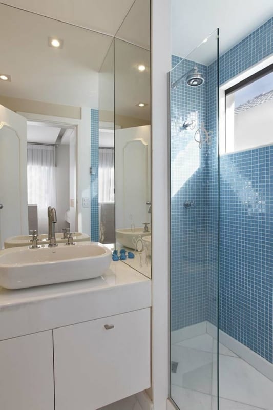 28 banheiro com revestimento de pastilha azul de vidro