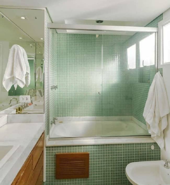 29 banheiro com pastilha de vidro verde claro