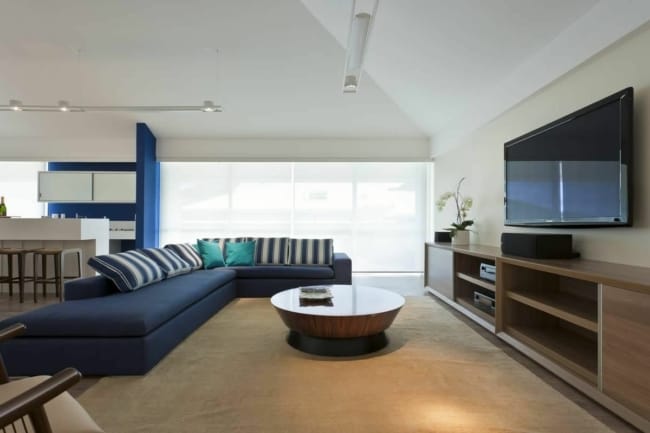 30 sala com sofa em L azul marinho