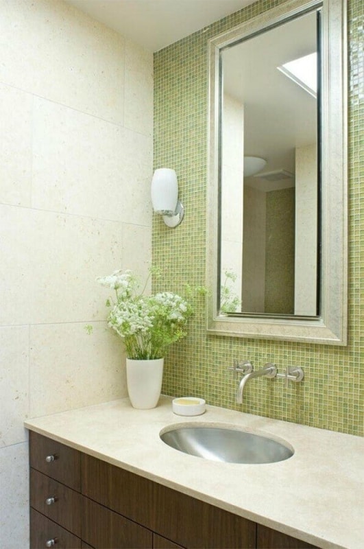 33 banheiro com revestimento de pastilha de vidro verde