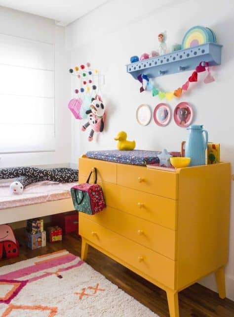 33 quarto infantil com comoda retro amarela