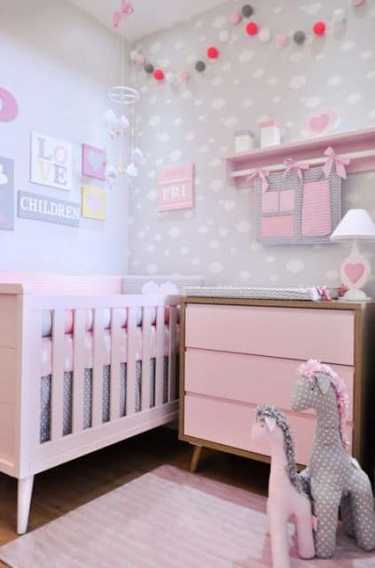 36 quarto de bebe com comoda retro rosa claro