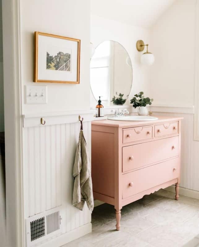 37 comoda retro rosa claro no banheiro