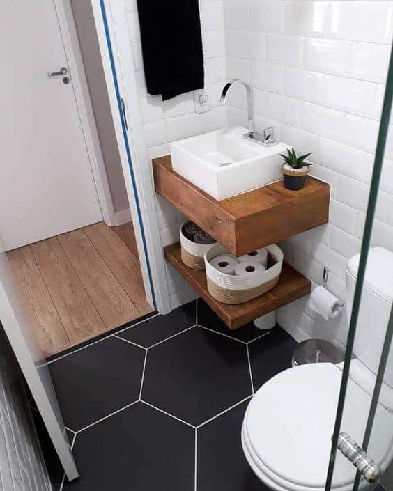 4 banheiro quadrado e pequeno com piso preto