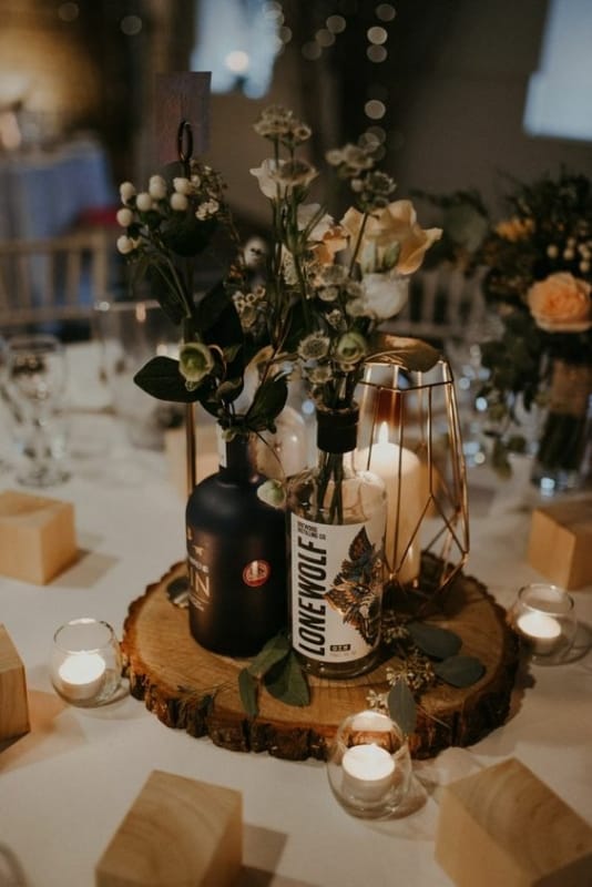 4 decoracao de mesa com arranjo de flores em garrafas